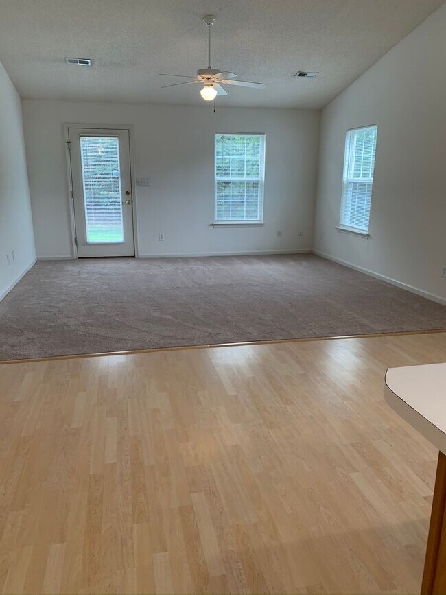 Foto del edificio - 132 Springwood Ln