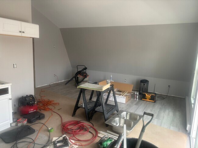 Building Photo - 10 Long Hill Rd