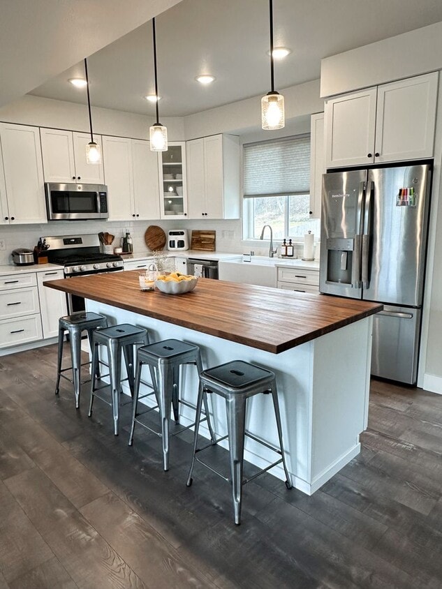 Primary Photo - MASSIVE, CUSTOM 4B/2.5B Eagle River Home! ...