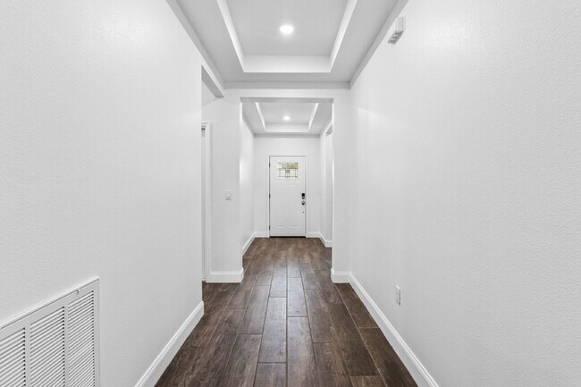 Foto del edificio - Spacious 4-Bed / 2-Bath Home with 3-Car Garage in Apopka with Modern Touches!