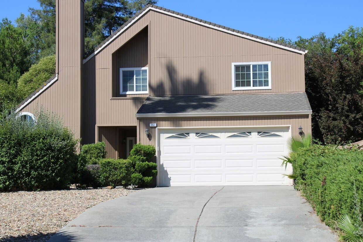 Foto principal - Luxurious 4 Bed 2 Bath Home