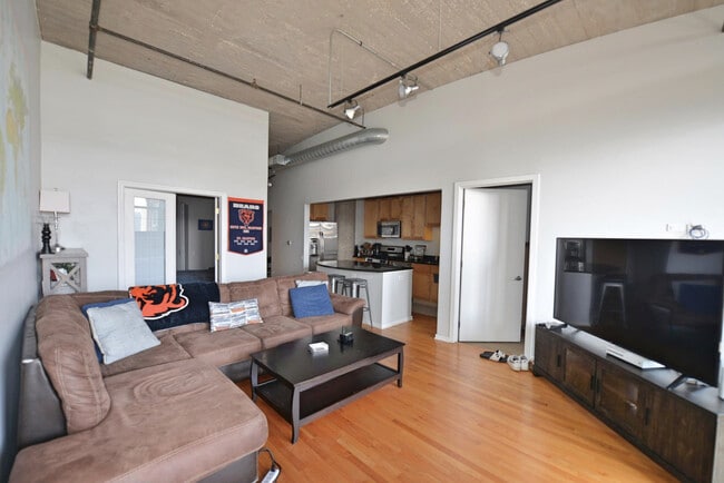 Building Photo - 900 N Kingsbury St