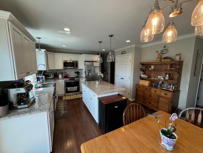Building Photo - Beautiful 4 Bedroom Colonial