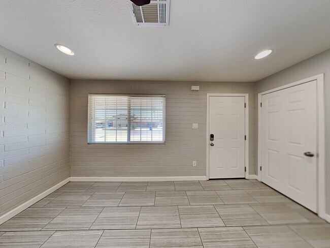 Building Photo - 422 E Papago Dr