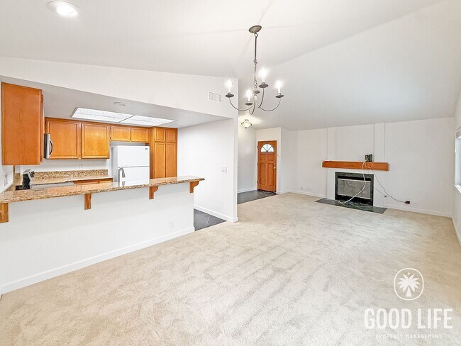 Foto del edificio - harming 2BR/2BA Townhome with Private Yard & 2-Car Garage in UTC