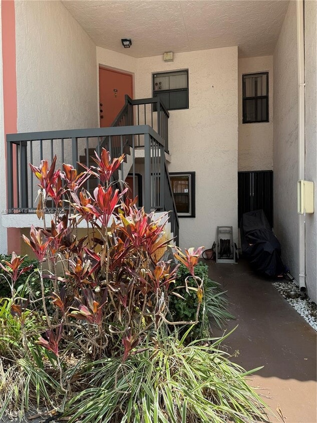 Foto principal - 852 NE 209th St