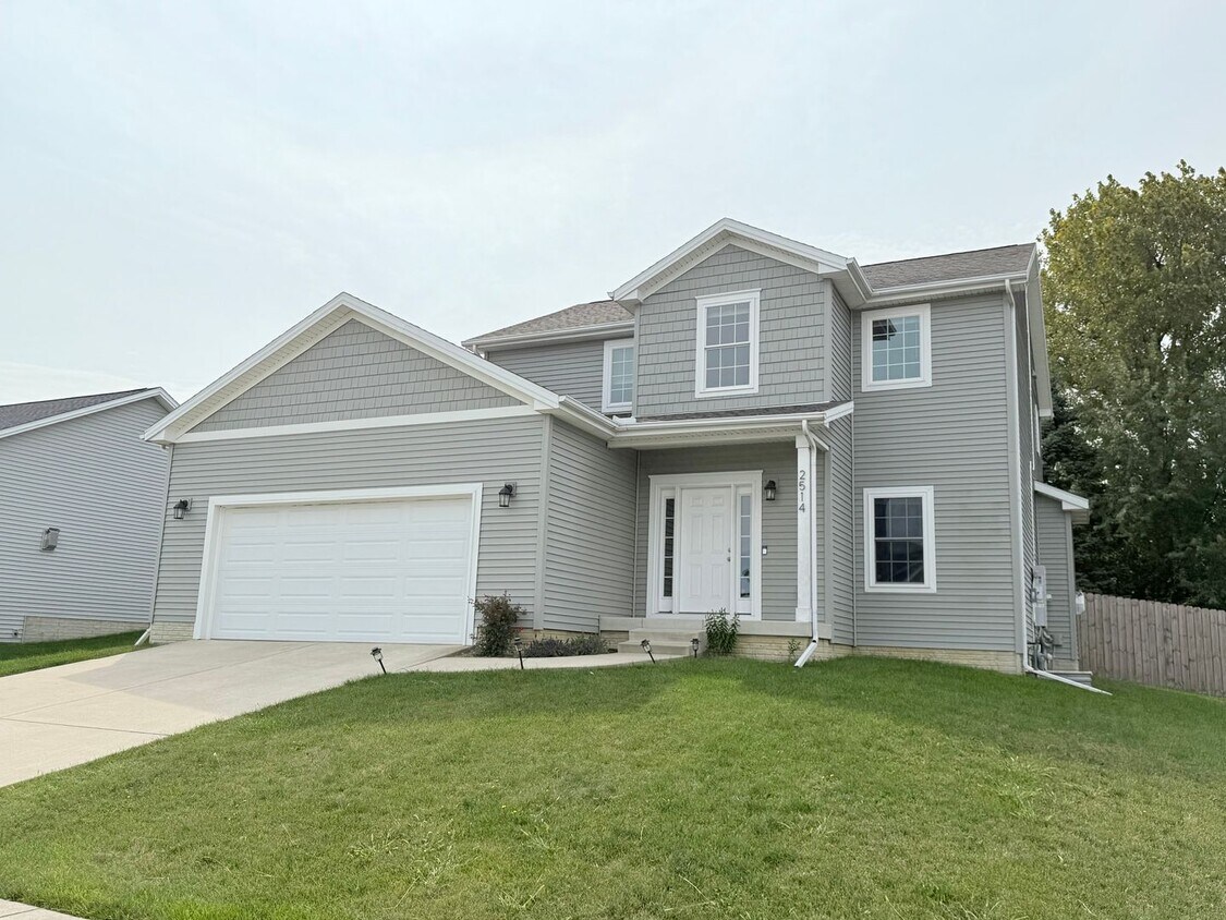 Foto principal - Incredible 4 bedroom house in Fox Creek!