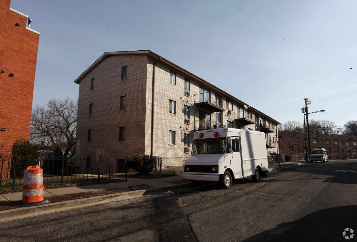 Foto del edificio - 1650-1656 W St SE