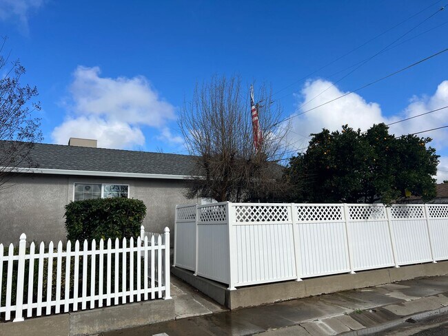 Building Photo - Welcome to this charming 2-bedroom, 2-bath...
