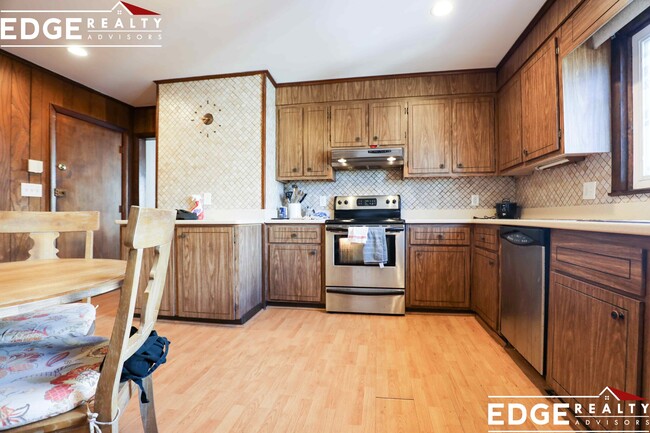 Photo - 285 Webster St Apartment