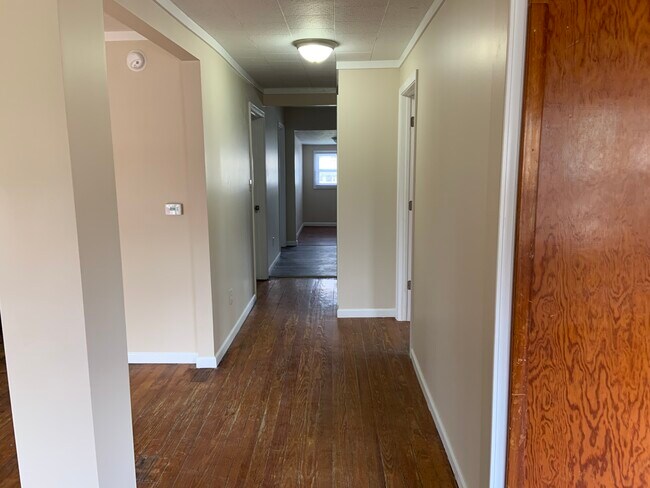 Pasillo - 1312 S Lincoln St
