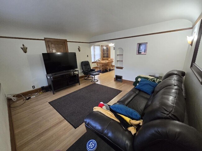 Livingrm - 618 S Main St