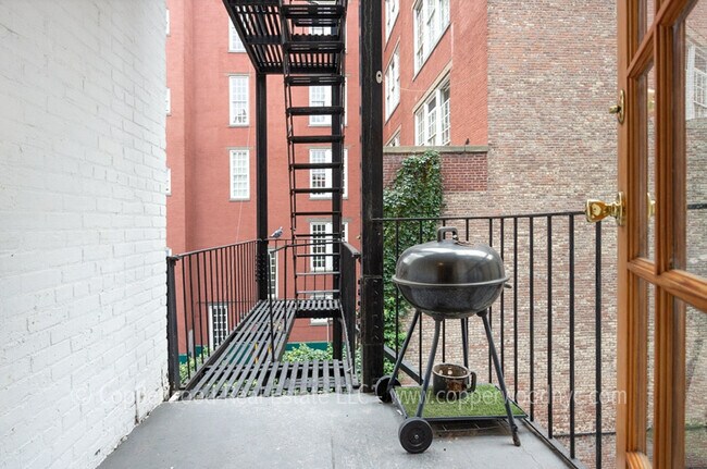 Building Photo - 428 E 89th St