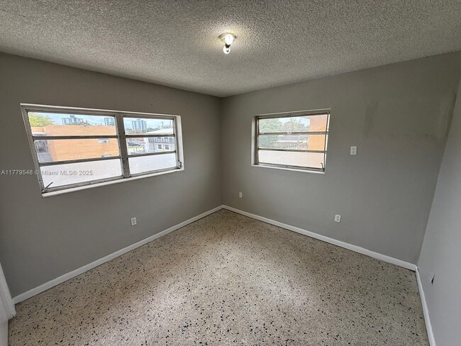 Building Photo - 3045 NW 21st Ct