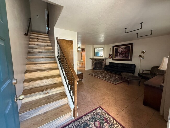 Foto del edificio - 340 N Capitola Ct