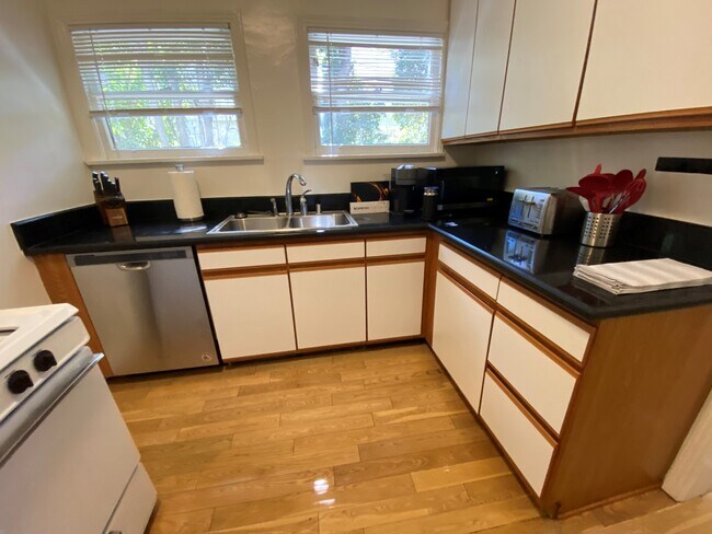 Foto del edificio - 10532 Eastborne Ave