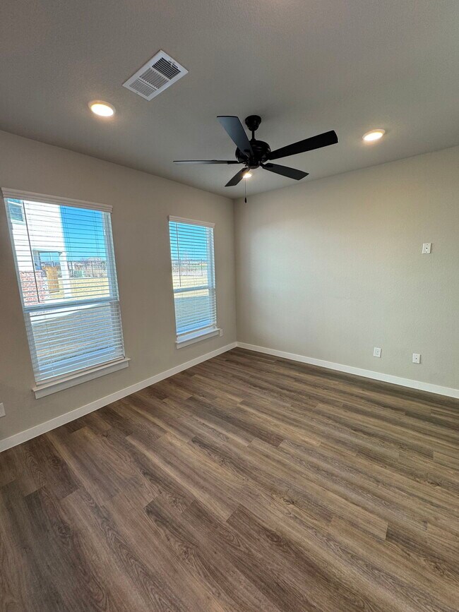 Foto del edificio - 200 White Water Dr