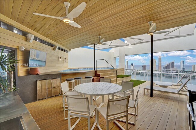 Building Photo - 4000 Island Blvd