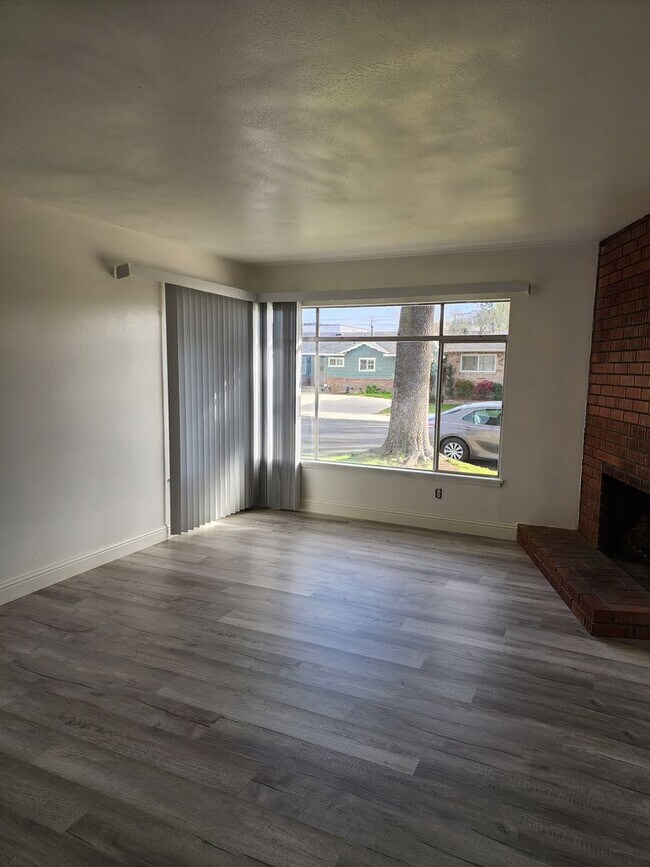 Building Photo - 3 Bedroom 1 and half Bathroom Near Doctors...