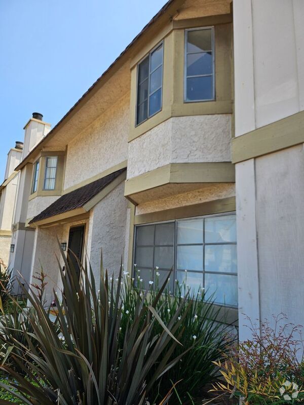 Building Photo - 1240 N Citrus Ave