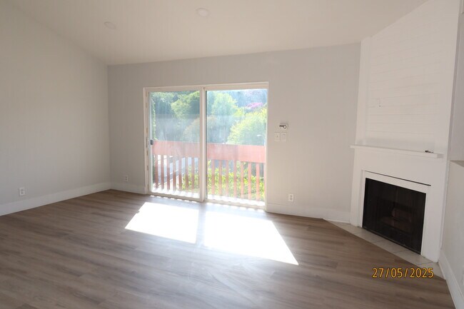 Sala de estar - 1064 S Garfield Ave