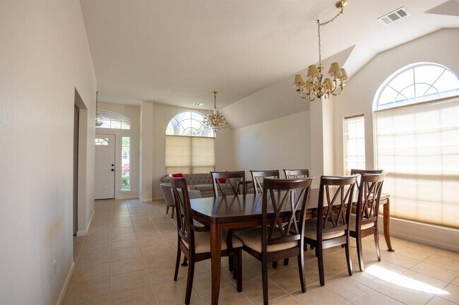 Foto del edificio - 2449 Rick Whinery Dr