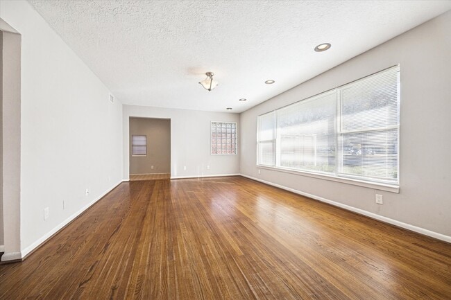 Foto del edificio - 2712 W Holcombe Blvd