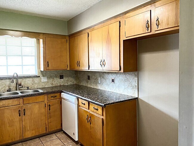 Building Photo - 945 Chatwood Dr, Beaumont, TX 77706