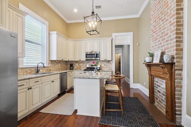 Building Photo - 2311 Dumaine St