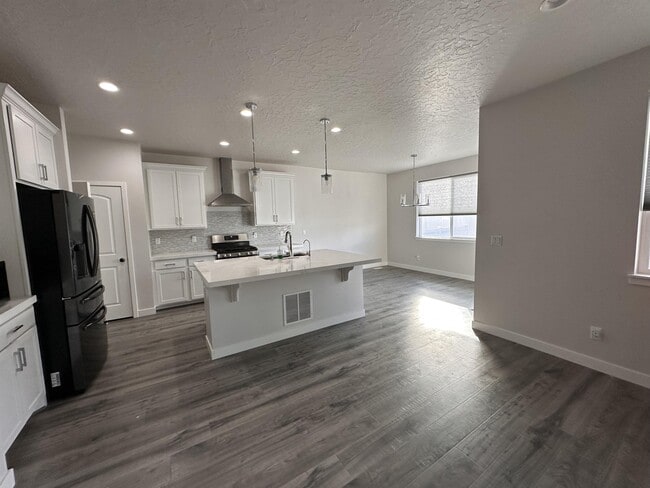 Building Photo - 121 N Independence Way