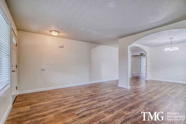 Building Photo - Freshly Updated 4BD Home in Great Ridgefie...