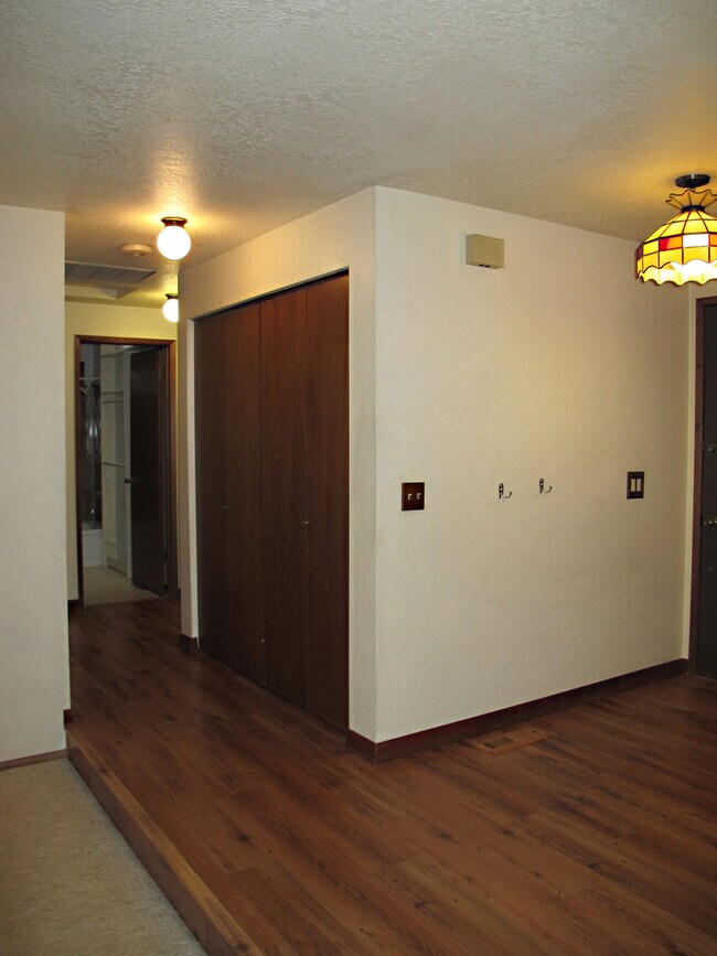 Foto del edificio - Pet Negotiable 3 Bedroom Home. Fire Place and Garage.