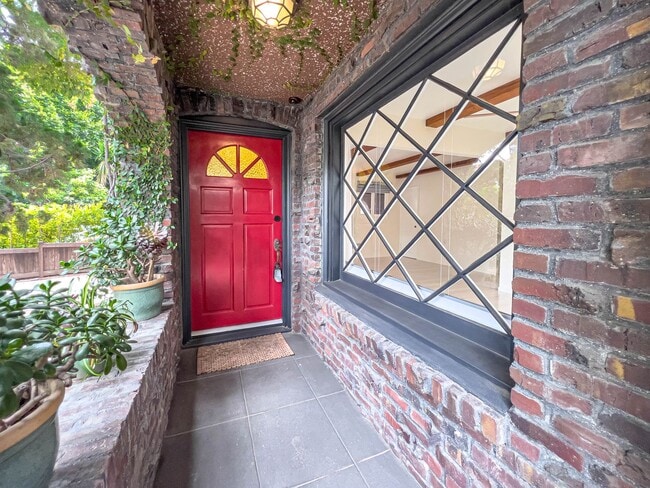 Building Photo - Stunning 2 BR Santa Monica Duplex with Views!