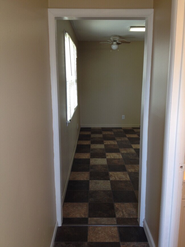 Building Photo - 1421 E Bowen Ave