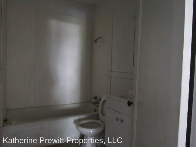 Building Photo - 820 W 23rd St