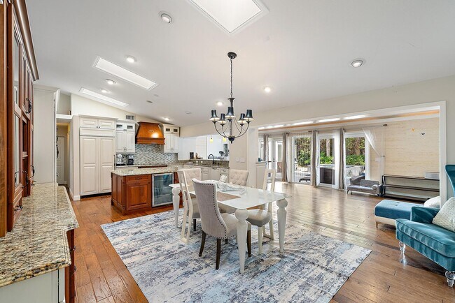 Foto del edificio - 542 N Cypress Dr