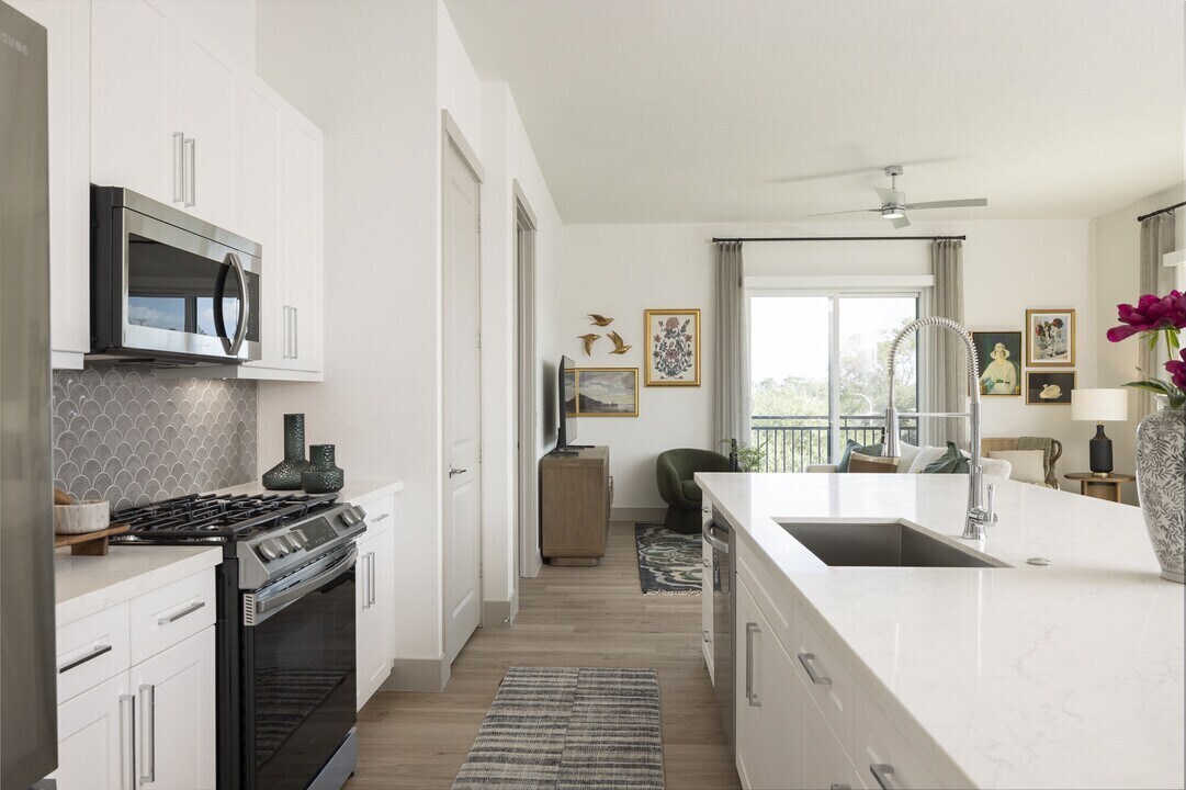 Foto principal - Triple Deal: Up to 6 Weeks Off, $1,000, an...