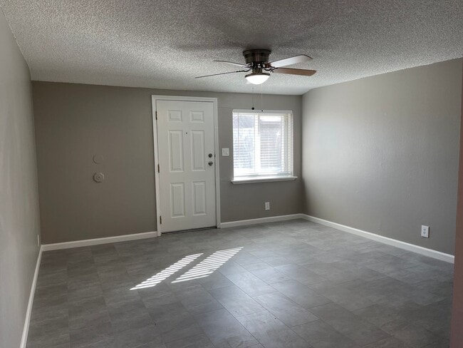 Building Photo - Adorable bungalow in the heart of Old Sparks