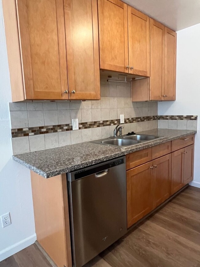 Building Photo - UPDATED 2 BEDROOM APARTMENT!!