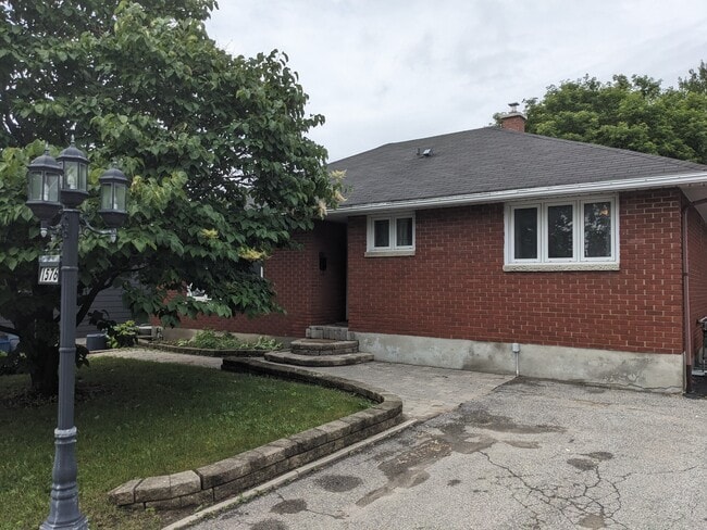 Building Photo - 1576 Maxime St
