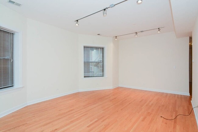 Building Photo - 4715 N Sheridan Rd
