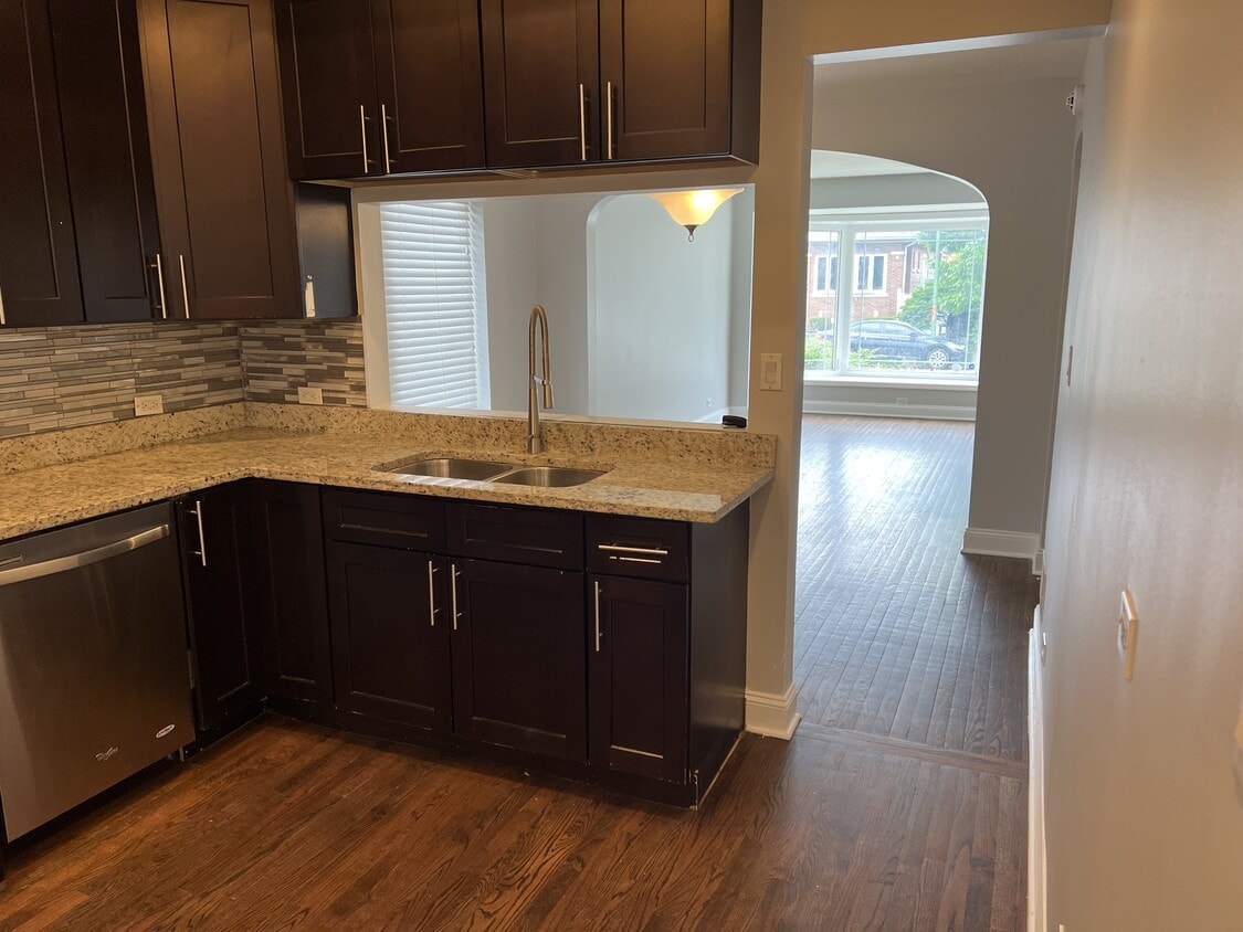 Foto principal - 10330 S Green St