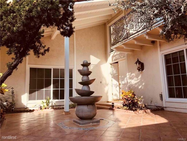 Building Photo - 2100 Camino Rey St
