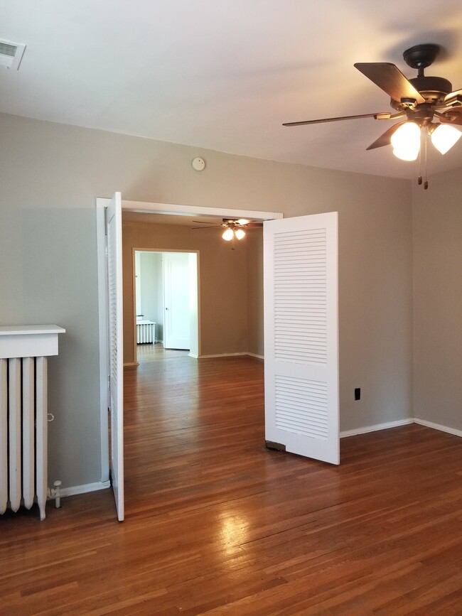 Spacious Unit w Hardwood Floors - 925 Concordia Ln