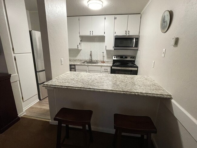 Building Photo - Nicely Remodeled Pinebrook Apartment