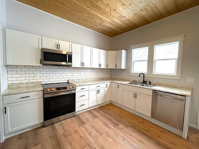 Foto del edificio - Large home on corner lot in great north si...