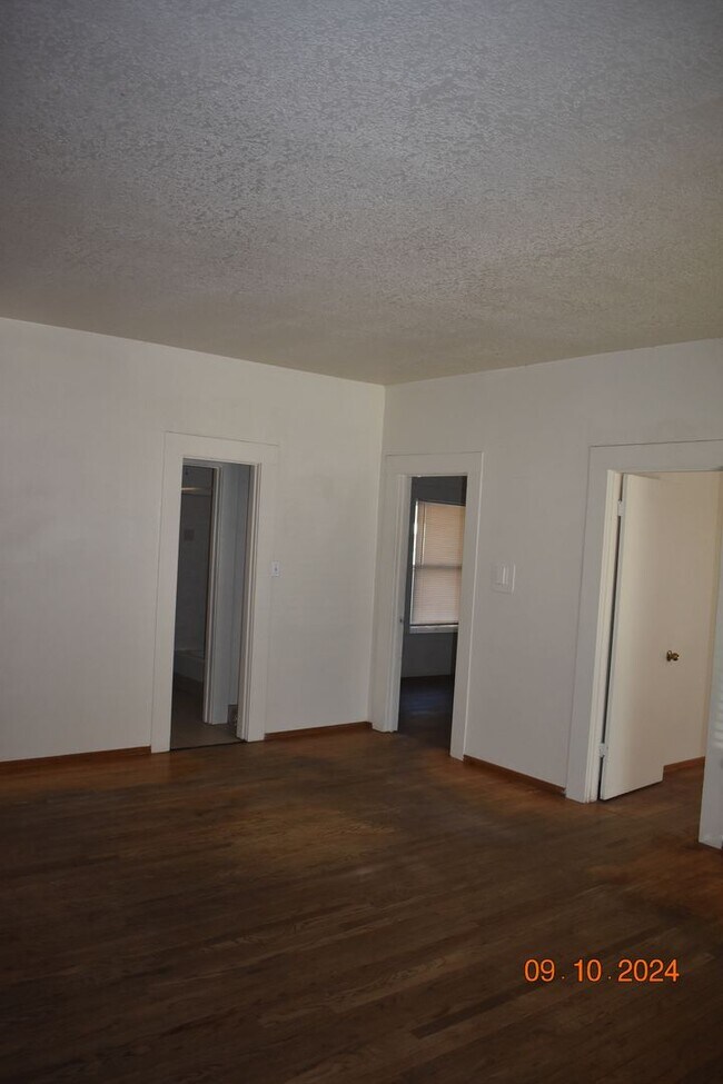 Building Photo - Charming Two Bedroom Home with Hardwood Fl...