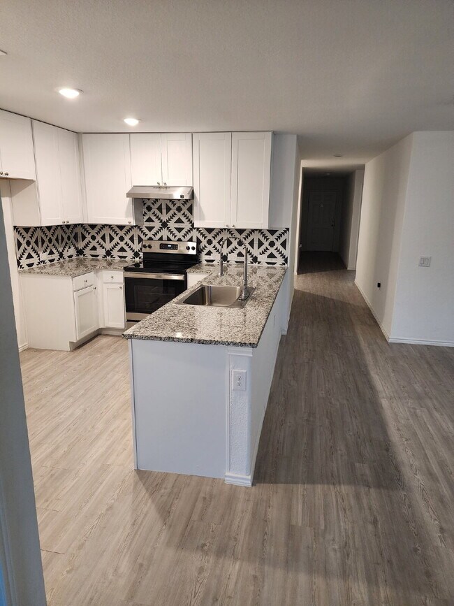 Foto del edificio - Stunning New 4-Bedroom Home with Upgrades in Mission del Lago.