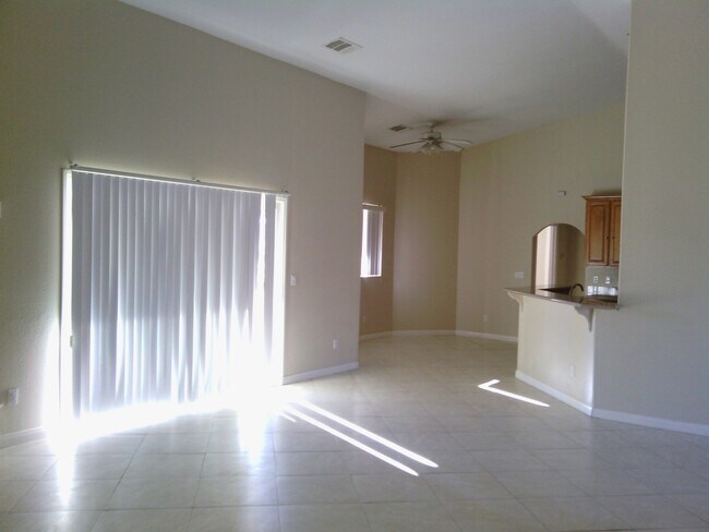 Foto del edificio - COMING SOON!! 4 bedrooms 2 bathroom home i...
