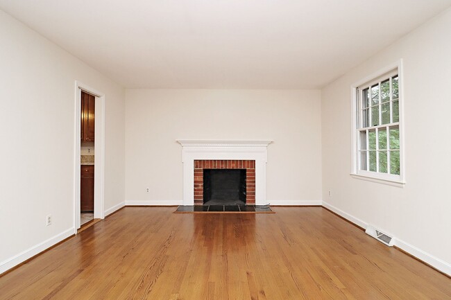 Foto del edificio - Charming Greenbrier Home on Half-Acre